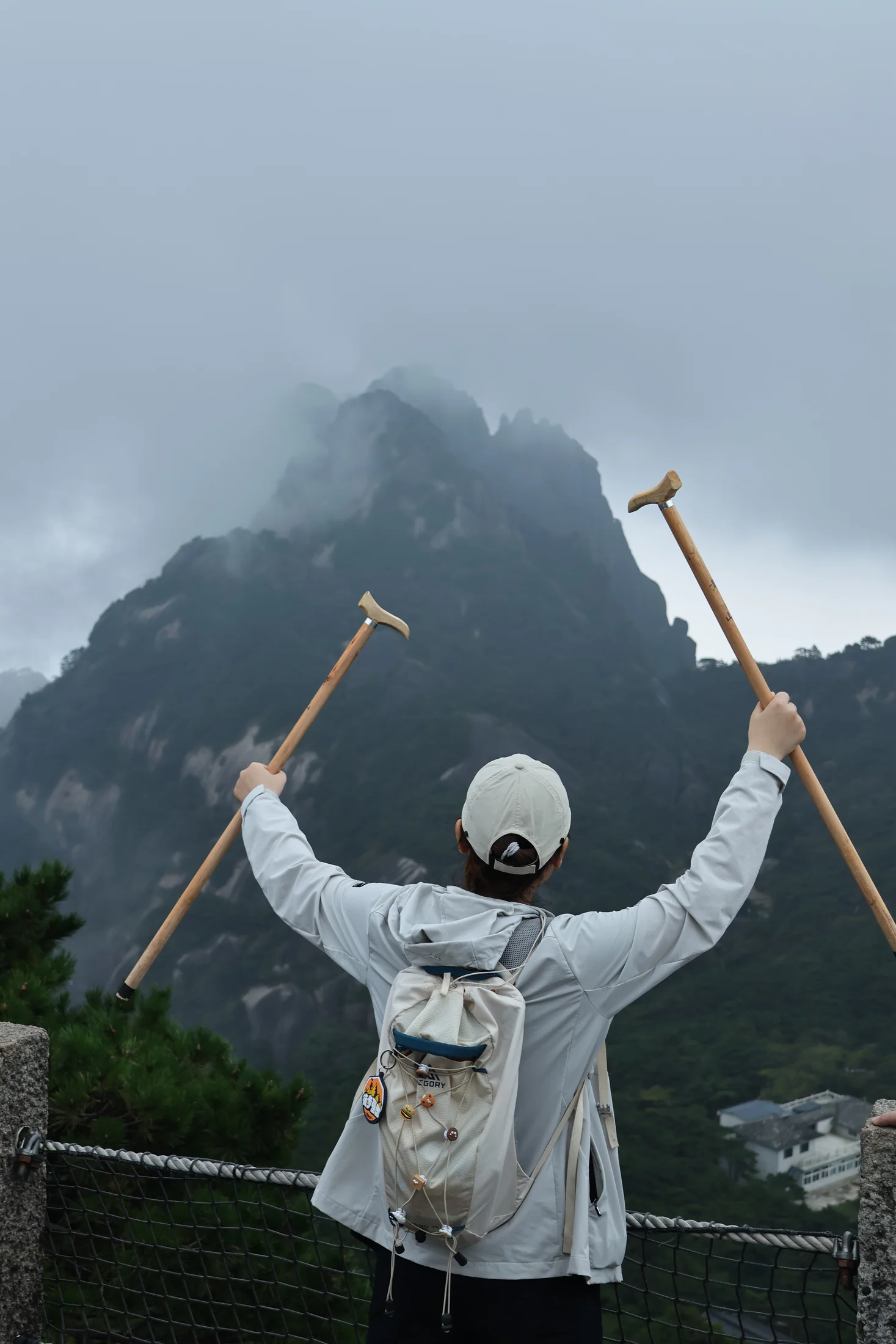 山峰前举起双杖的旅行者